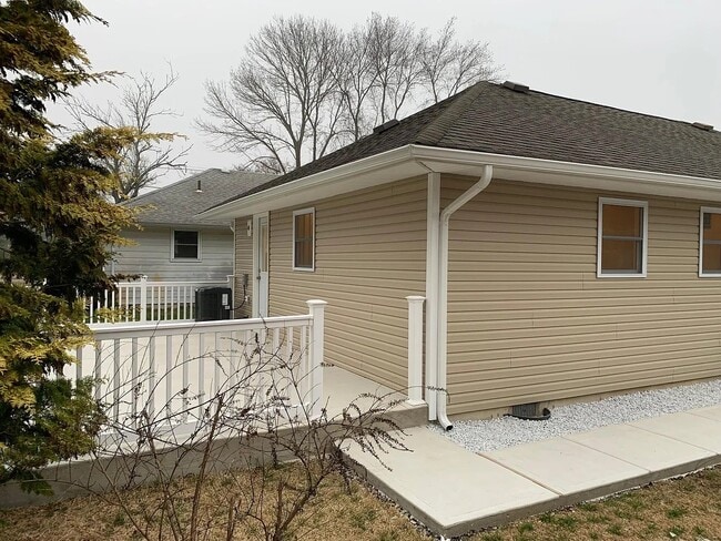 Backyard patio - 2208 Mount Carmel Blvd