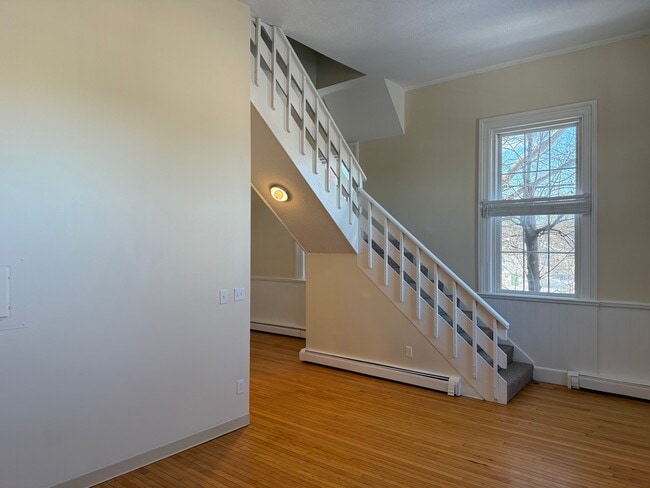 Building Photo - 34 Spring St Unit 8