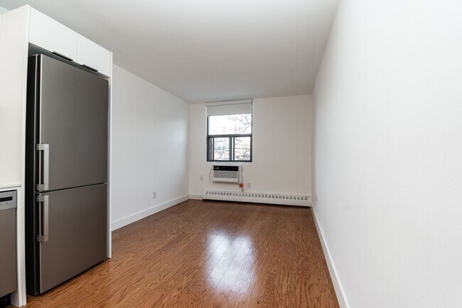 Photo - 798 Richmond Street West Unit 243