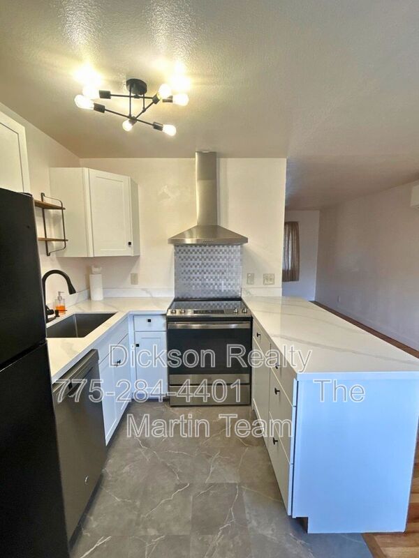 Photo - 640 James Ln