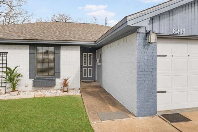 Photo - 8205 Raintree Dr
