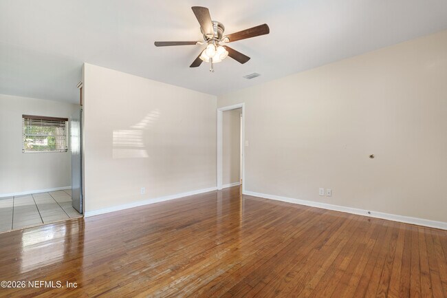 Photo - 1329 Hollyhock Cir