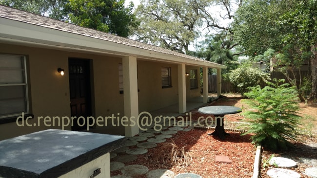 Frente de los apartamentos - 5417 Lemon St Unidad 5417 Lemon St Back