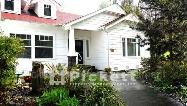 Building Photo - 1627 Lucero Pl E