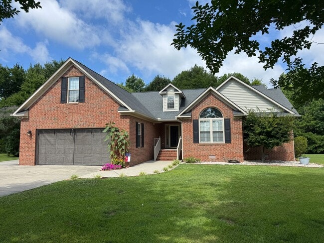 Building Photo - Beautiful Brick Home with Bonus Room in Desirable Berne Glade!