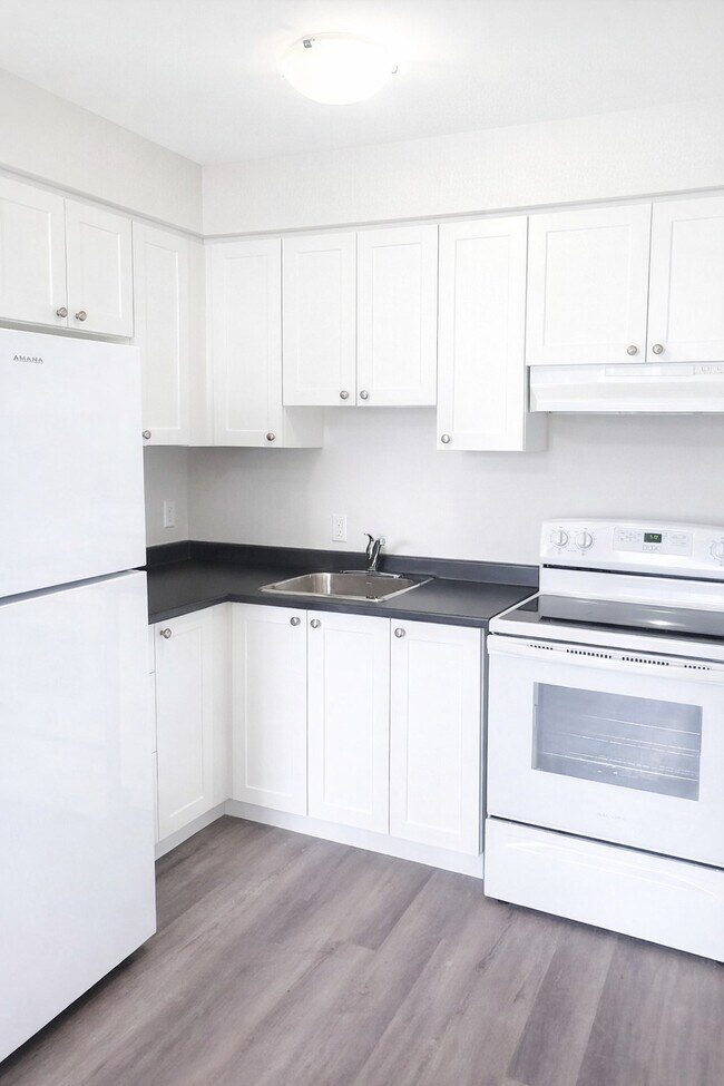 Photo - 105 Mausser Av
