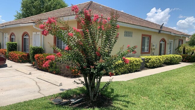 Building Photo - 2 Bedroom 2 Full Bath Townhome in LAKE MAR...