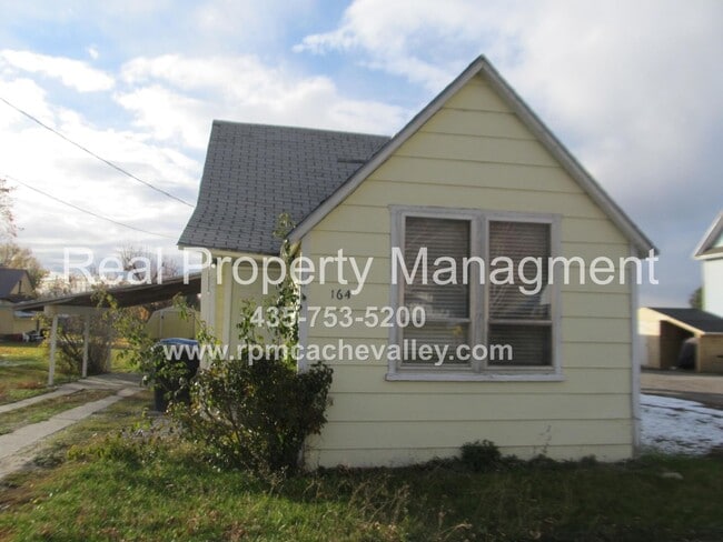 Building Photo - 2 bedroom home available for October move ...