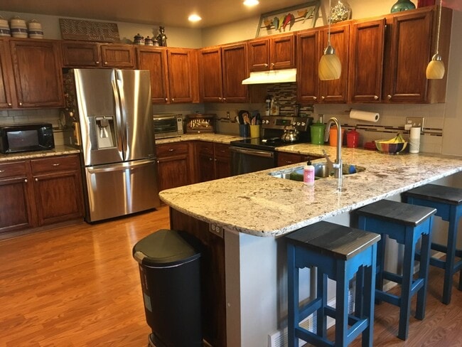 Large kitchen and breakfast bar - 5045 Copen Dr