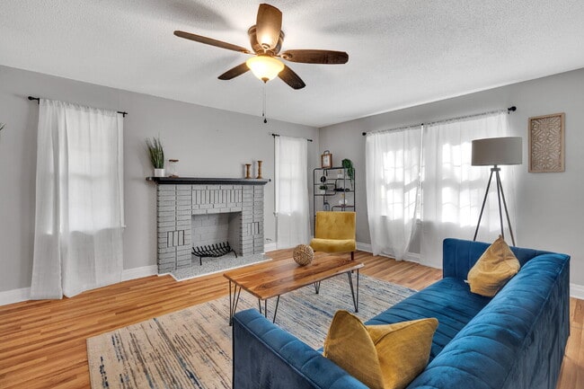 Building Photo - Move-In Ready Room Rental - PRIVATE BATH –... Unit ROOM 4
