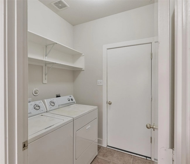 Building Photo - 407 Laurel Pine Dr