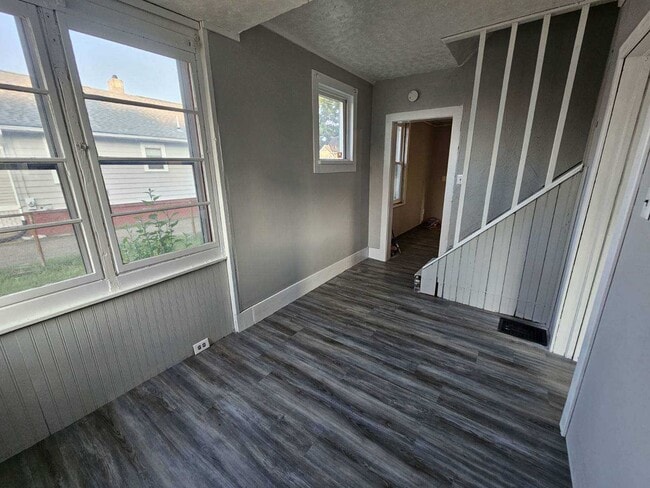 Photo - 1616 Bank Pl SW