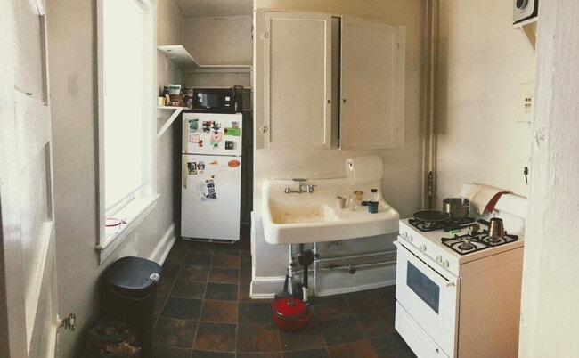 Kitchen, #55 - 1118 Grove Ave