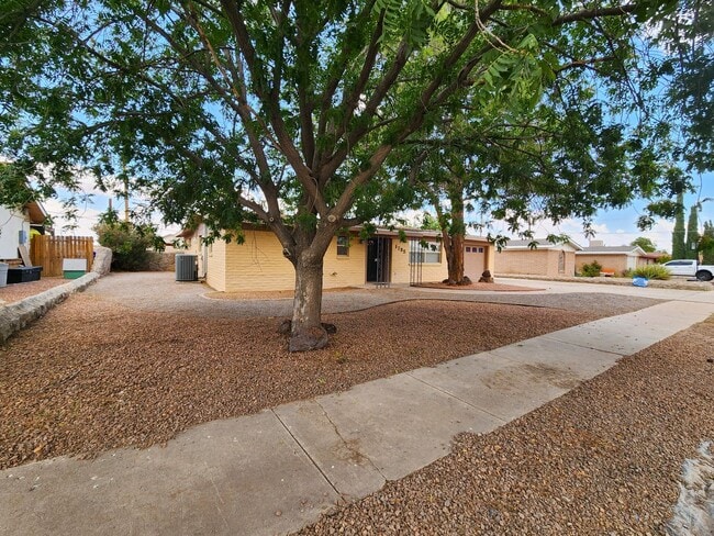 Photo - 1795 Carlyle Dr