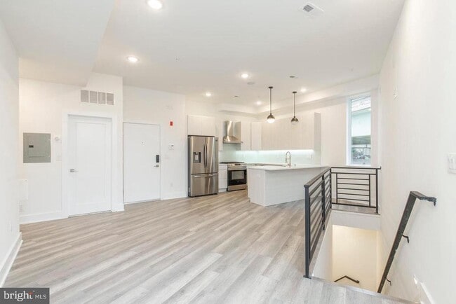 Photo - 90-94 E Laurel St Unit A