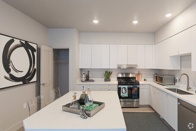 1BR, !BA - 662 SF