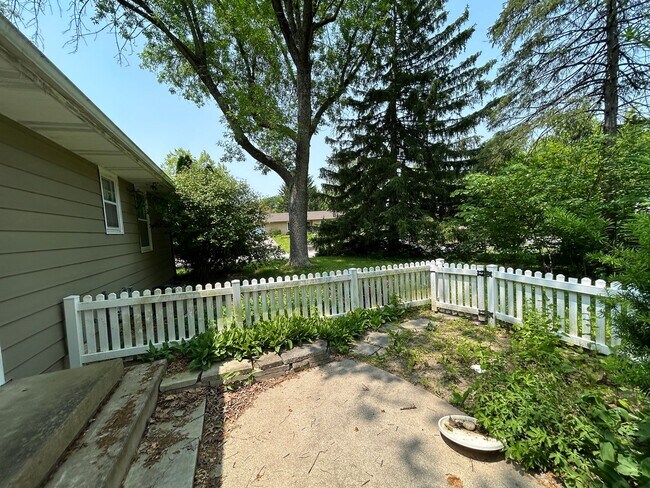 208 Lindberg Rd