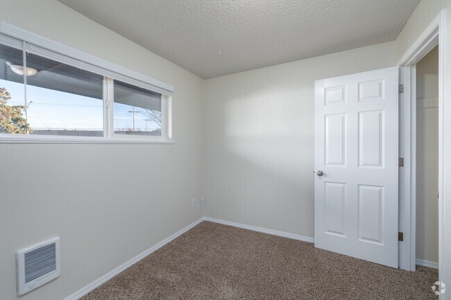 2BR, 1BA - 825SF