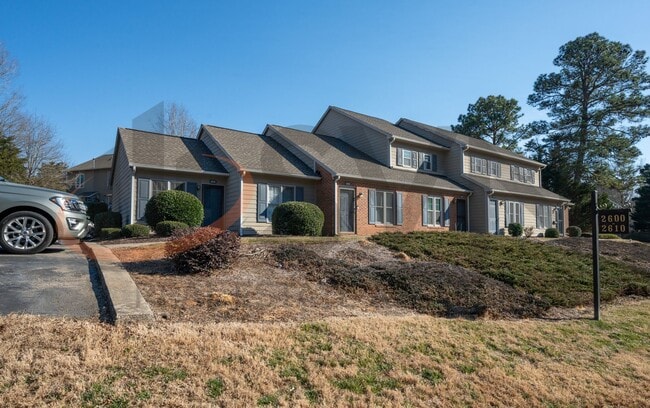 Building Photo - Cozy 1 Bed / 1 Bath End Unit Townhome In North Durham!