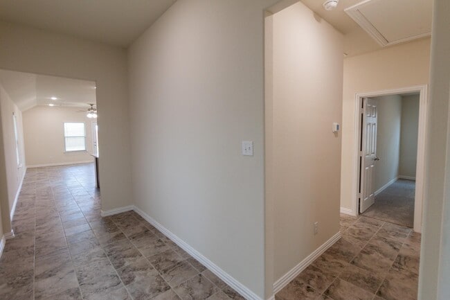 Photo - 572 Ruthye Ln