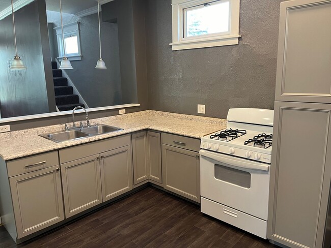 Building Photo - 2 BR/1 Bath home