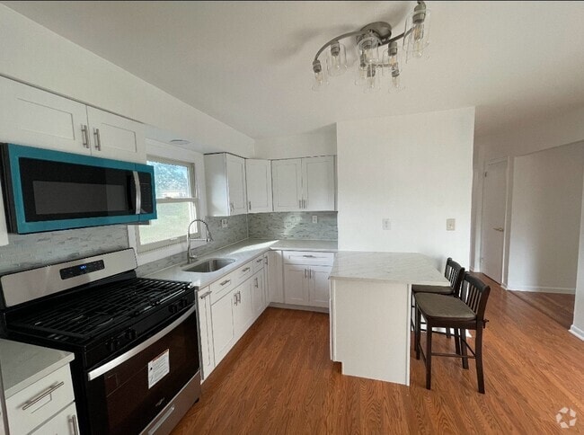 Building Photo - 588 McKinley St Unit 2 Rental