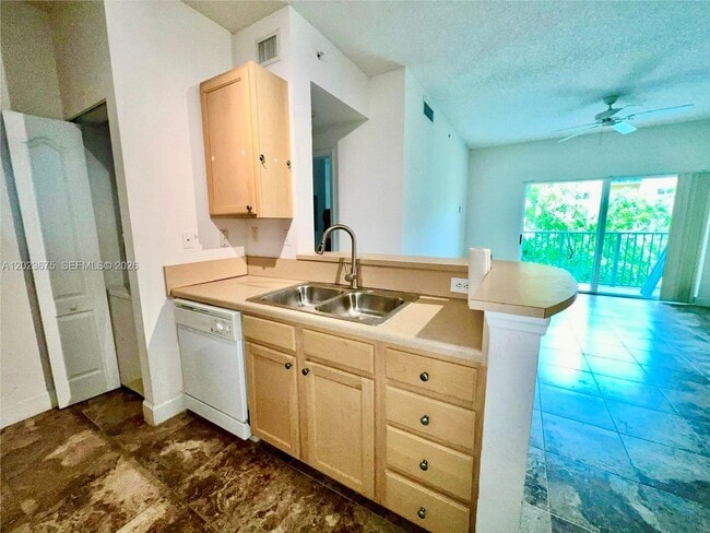 Building Photo - 6001 SW 70th St Unit 454