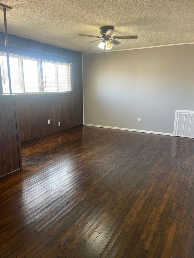 Photo - Move in Special! $200 off First Month! Adorable 2 Bedroom with 2 Car Garage Close to Hospitals an...