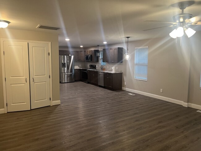 Photo - 906 Skyland St