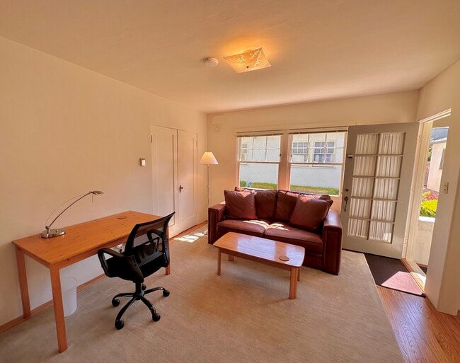 Sala de estar - 1744 Allston Way
