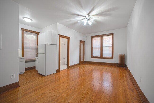 Oak Flooring, High Ceilings, Natural Light - 5653 N Winthrop Ave Apartment Unit 2C