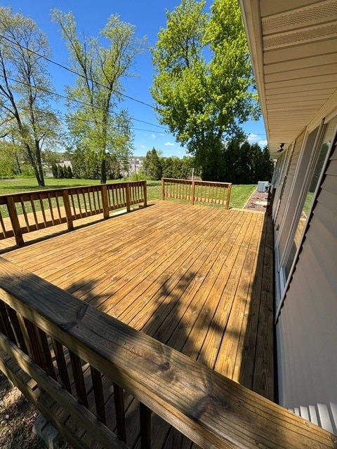 Recién limpiado, teñido y sellado. - 409 Hill N Dale Cir