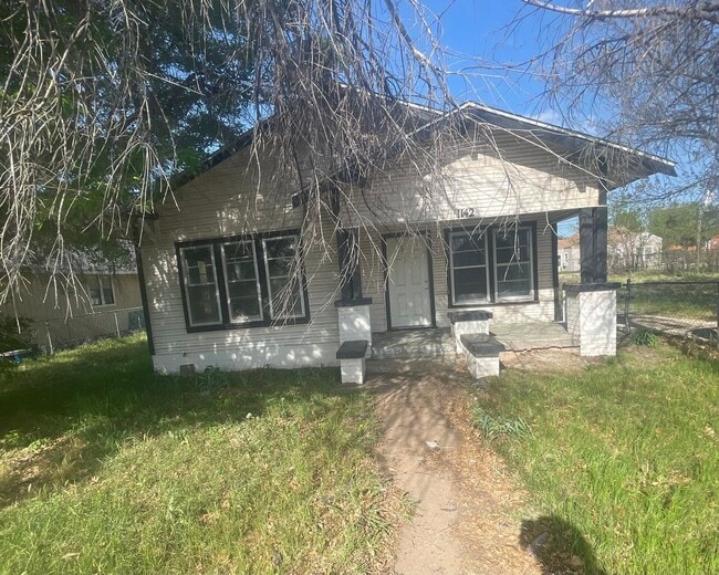 Building Photo - 3 bedroom, 2 bath