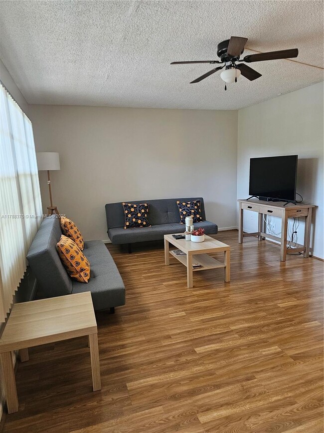 Building Photo - 2905 Victoria Pl Unit F3 Rental
