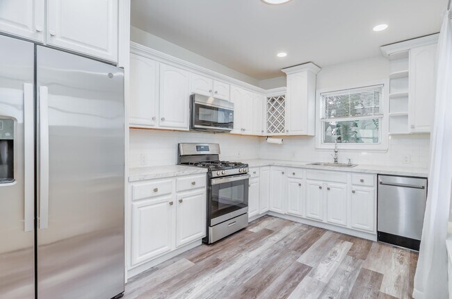 Photo - 232 Pearsall Ave Unidad 1