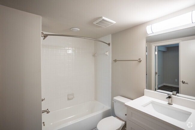 2BR, 2BA - 1,001SF - Secondary Bathroom