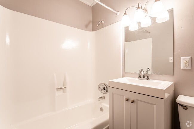 2BR, 1BA Townhouse - Bathroom
