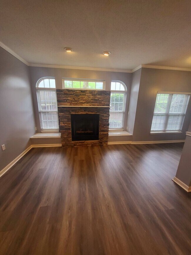 Photo - Ground level in Greystone Pointe