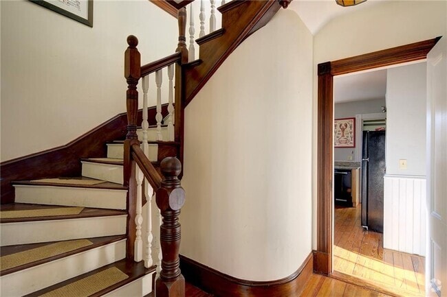 Building Photo - 18 Cross St Rental