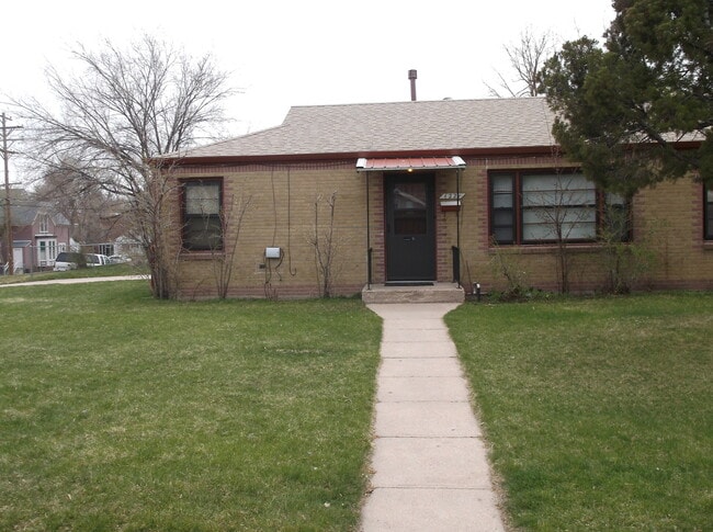 Building Photo - 2 BEDROOM, 1 BATHROOM, DUPLEX WITH ALL UTI... Rental