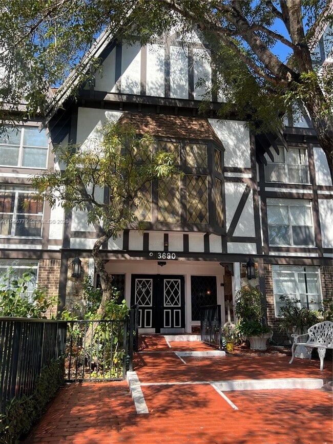 Building Photo - 3690 Inverrary Dr Unit 1K