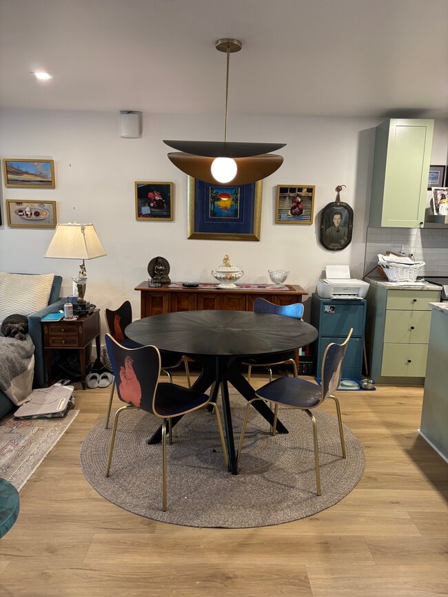 Ample eating area - 7665 Sun Island Dr S Unit 204