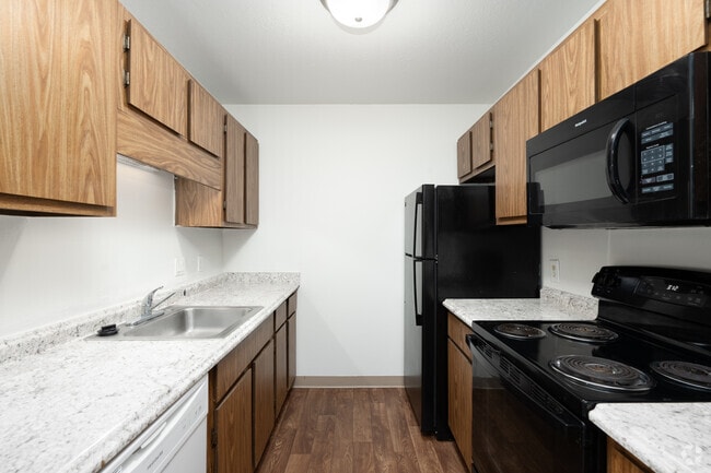2BR, 1BA - 905SF - Kitchen