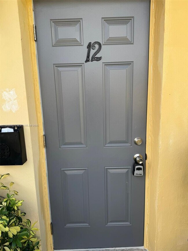 Building Photo - 16200 NE 19th Pl Unit 12