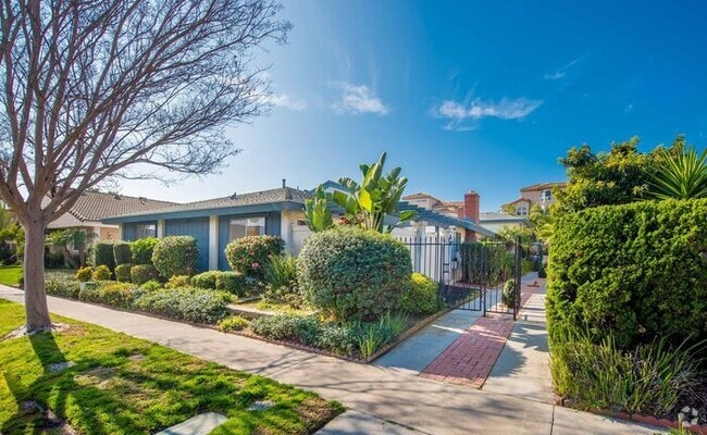 Building Photo - NEWLY RENOVATED South HB Gem! Rental
