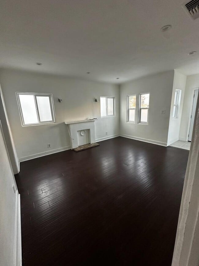 Photo - 7216 Waring Ave