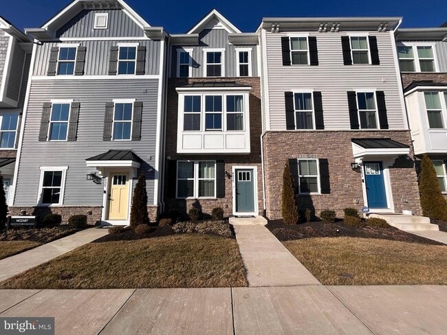 Building Photo - 4537 Briarhaven Dr