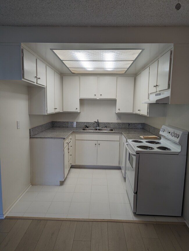 Kitchen - 2960 W 235th St Unidad 1