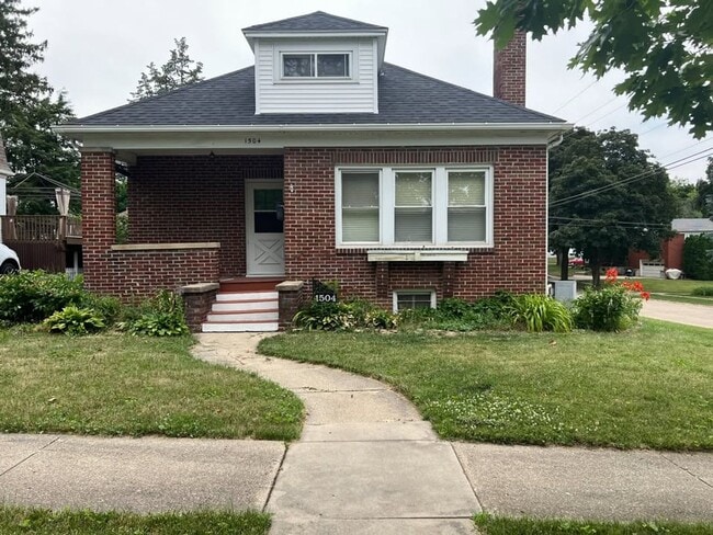 Building Photo - Charming 3-Bedroom, 1.5-Bath Single-Family Home with Bonus Living Space