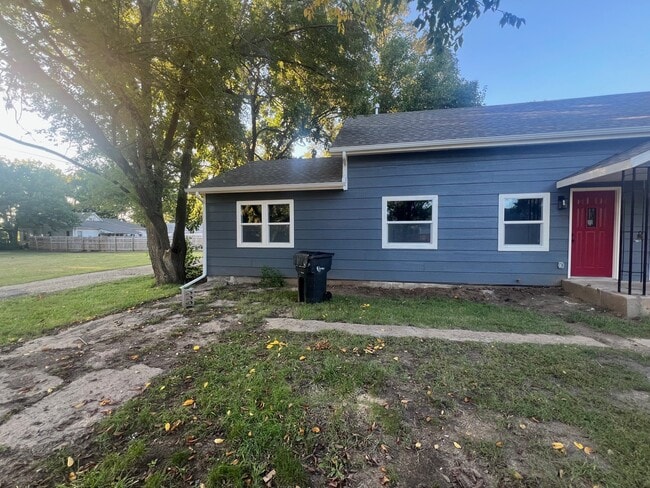 Building Photo - 822 E 11th St Rental